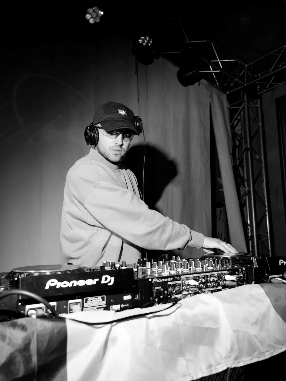 ITSLUIGIDJ performing behind the decks
